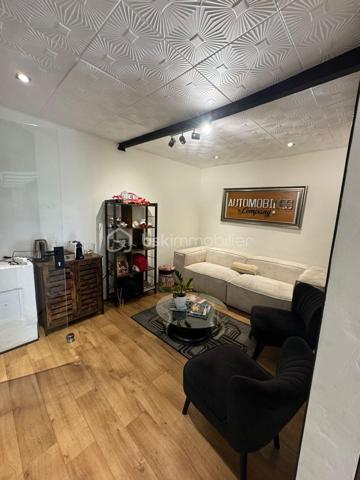 MANDAT EXCLUSIF 
 À VENDRE – FONDS DE COMMERCE AUTOMOBILE 
 Cannes en ZI
Une opportunité rare pour les professionnels de l'automobile souhaitant développer leur activité dans un local spacieux et fonctionnel.
 Vente de véhicules d'occasion
 Local d'environ 480 m²
 Hauteur sous plafond jusqu'à 8 mètres
 Large accès véhicules
 Mezzanine avec espace d'accueil aménagé
 Deux bureaux
 WC avec douche
 Activité immédiatement exploitable
 Possibilité d'évolution vers des activités complémentaires liées à la mobilité (sous réserve d'accord du bailleur)
 Prix de vente : 76 590 € FAI
 Bail commercial en cours
 Loyer annuel : 55 200 € HT HC
Un local offrant de beaux volumes et un fort potentiel de développement pour un professionnel du secteur.