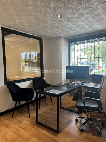 MANDAT EXCLUSIF 
 À VENDRE – FONDS DE COMMERCE AUTOMOBILE 
 Cannes en ZI
Une opportunité rare pour les professionnels de l'automobile souhaitant développer leur activité dans un local spacieux et fonctionnel.
 Vente de véhicules d'occasion
 Local d'environ 480 m²
 Hauteur sous plafond jusqu'à 8 mètres
 Large accès véhicules
 Mezzanine avec espace d'accueil aménagé
 Deux bureaux
 WC avec douche
 Activité immédiatement exploitable
 Possibilité d'évolution vers des activités complémentaires liées à la mobilité (sous réserve d'accord du bailleur)
 Prix de vente : 76 590 € FAI
 Bail commercial en cours
 Loyer annuel : 55 200 € HT HC
Un local offrant de beaux volumes et un fort potentiel de développement pour un professionnel du secteur.
