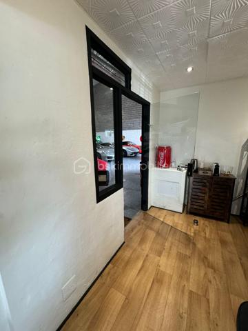 MANDAT EXCLUSIF 
 À VENDRE – FONDS DE COMMERCE AUTOMOBILE 
 Cannes en ZI
Une opportunité rare pour les professionnels de l'automobile souhaitant développer leur activité dans un local spacieux et fonctionnel.
 Vente de véhicules d'occasion
 Local d'environ 480 m²
 Hauteur sous plafond jusqu'à 8 mètres
 Large accès véhicules
 Mezzanine avec espace d'accueil aménagé
 Deux bureaux
 WC avec douche
 Activité immédiatement exploitable
 Possibilité d'évolution vers des activités complémentaires liées à la mobilité (sous réserve d'accord du bailleur)
 Prix de vente : 76 590 € FAI
 Bail commercial en cours
 Loyer annuel : 55 200 € HT HC
Un local offrant de beaux volumes et un fort potentiel de développement pour un professionnel du secteur.