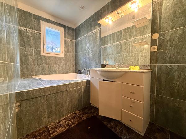 Lodève (34700) MAGNIFIQUE VILLA FAMILIALE DE 140 m² SUR TERRAIN DE 1 800 m² clos et CONSTRUCTIBLE.