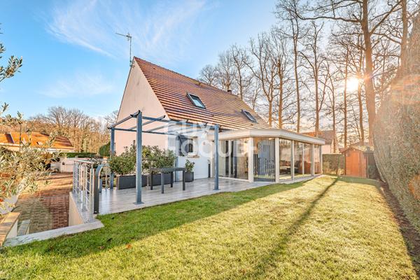 Maison familiale avec véranda de 28 m² et sous-sol total dans secteur recherché