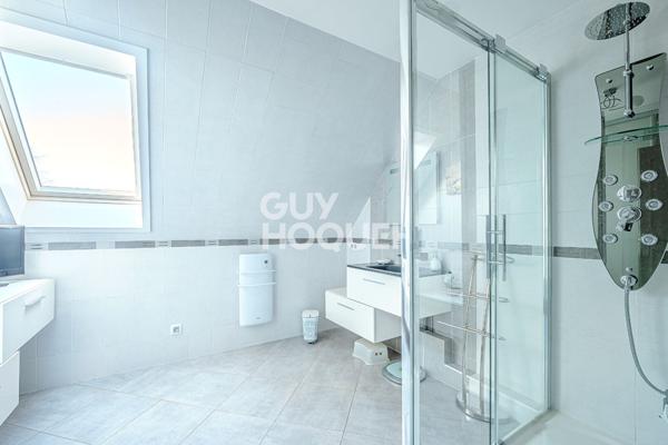 Maison familiale avec véranda de 28 m² et sous-sol total dans secteur recherché