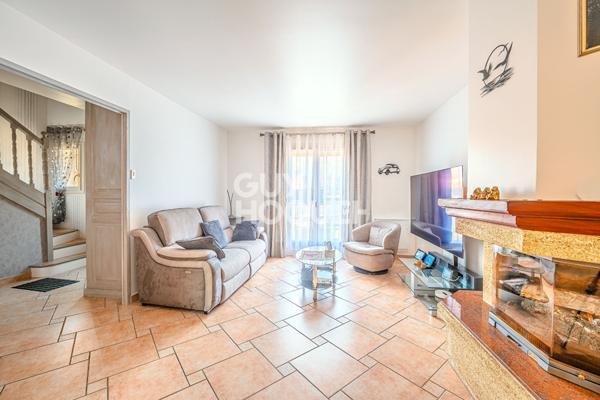 Maison familiale avec véranda de 28 m² et sous-sol total dans secteur recherché