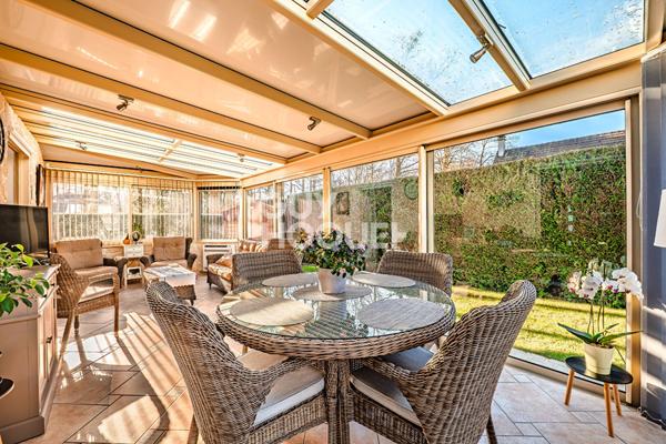 Maison familiale avec véranda de 28 m² et sous-sol total dans secteur recherché