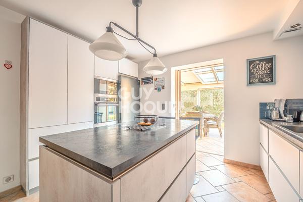 Maison familiale avec véranda de 28 m² et sous-sol total dans secteur recherché