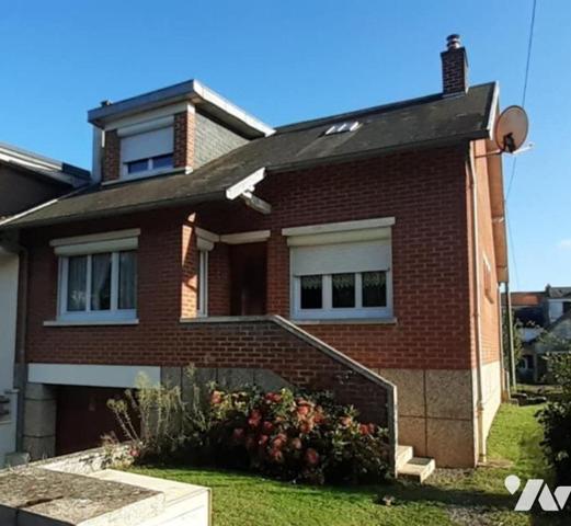 Maison édifiée sur un sous-sol complet comprenant : au rez-de-chaussée : une entrée, une cuisin...