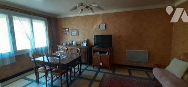 Maison édifiée sur un sous-sol complet comprenant : au rez-de-chaussée : une entrée, une cuisin...