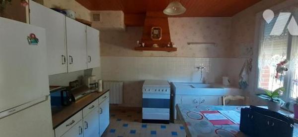 Maison édifiée sur un sous-sol complet comprenant : au rez-de-chaussée : une entrée, une cuisin...