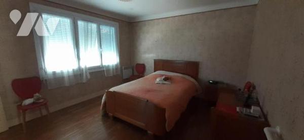 Maison édifiée sur un sous-sol complet comprenant : au rez-de-chaussée : une entrée, une cuisin...