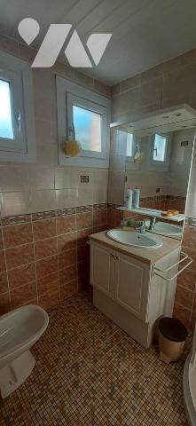 Maison édifiée sur un sous-sol complet comprenant : au rez-de-chaussée : une entrée, une cuisin...