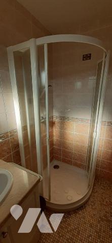 Maison édifiée sur un sous-sol complet comprenant : au rez-de-chaussée : une entrée, une cuisin...