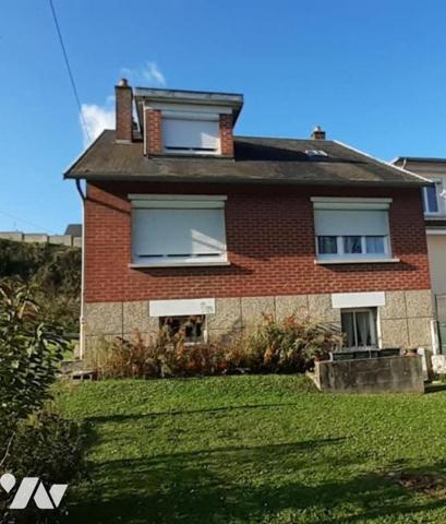 Maison édifiée sur un sous-sol complet comprenant : au rez-de-chaussée : une entrée, une cuisin...