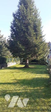 Maison édifiée sur un sous-sol complet comprenant : au rez-de-chaussée : une entrée, une cuisin...