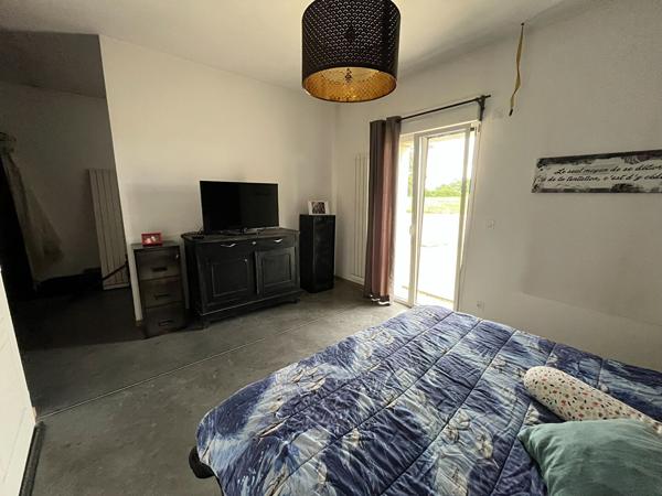 Grande maison familiale avec dépendance et vaste terrain à proximité de Noyant-Villages