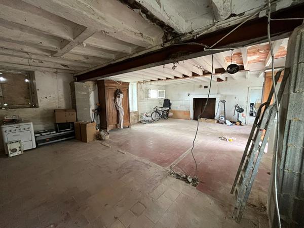 Grande maison familiale avec dépendance et vaste terrain à proximité de Noyant-Villages