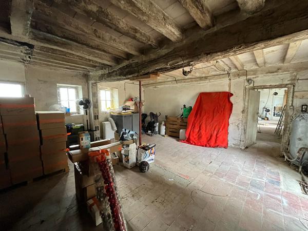 Grande maison familiale avec dépendance et vaste terrain à proximité de Noyant-Villages