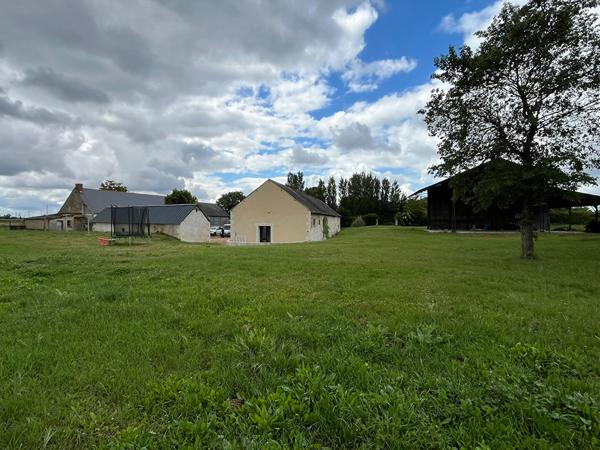 Grande maison familiale avec dépendance et vaste terrain à proximité de Noyant-Villages