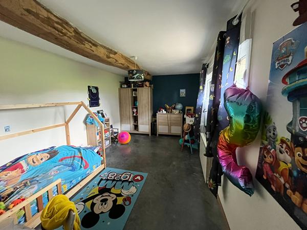 Grande maison familiale avec dépendance et vaste terrain à proximité de Noyant-Villages