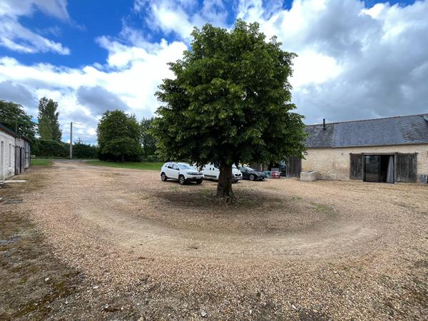 Grande maison familiale avec dépendance et vaste terrain à proximité de Noyant-Villages
