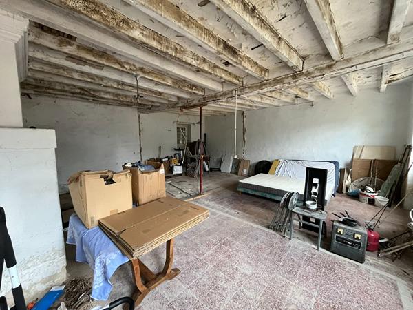 Grande maison familiale avec dépendance et vaste terrain à proximité de Noyant-Villages