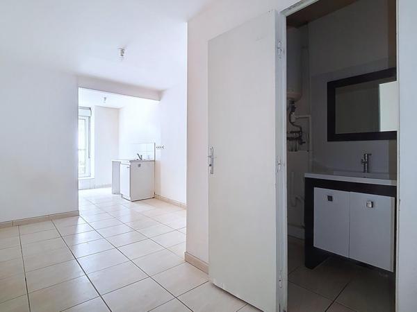 Lot de 2 appartements :  studio + T2 rénové avec petite cour