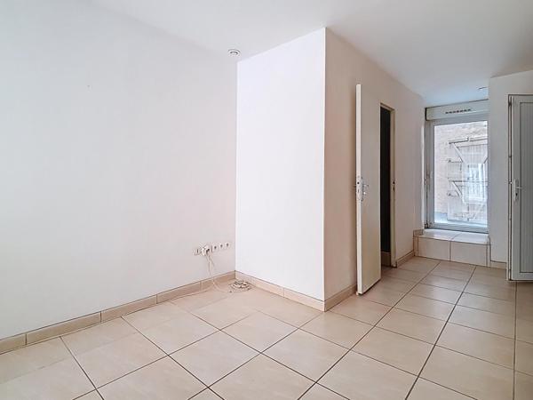 Lot de 2 appartements :  studio + T2 rénové avec petite cour