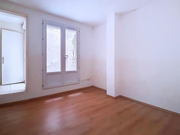 Lot de 2 appartements :  studio + T2 rénové avec petite cour