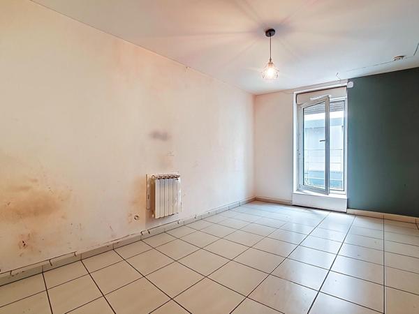 Lot de 2 appartements :  studio + T2 rénové avec petite cour
