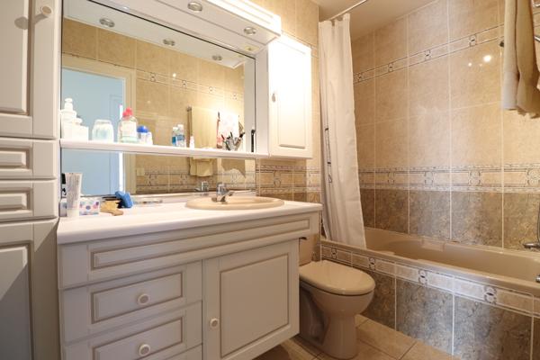 ROYAN - QUARTIER DU PARC - BEL APPARTEMENT T4 - 2 TERRASSES - GARAGE - PARKING - CAVE