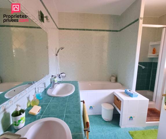 Maison de plain-pied avec possibilité de studio indépendant, piscine et terrain arboré