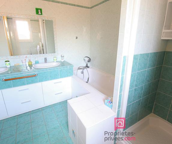 Maison de plain-pied avec possibilité de studio indépendant, piscine et terrain arboré