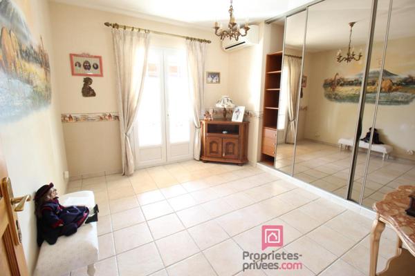 Maison de plain-pied avec possibilité de studio indépendant, piscine et terrain arboré