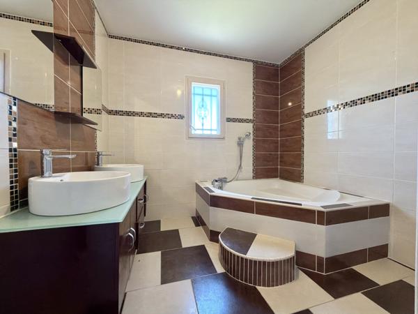Maison contemporaine, 3 chambres avec garage et terrain Casseneuil (47440)