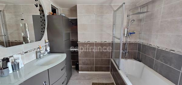 Ancienne ferme rénovée avec dépendances (39110)- Charme et potentiel exceptionnel