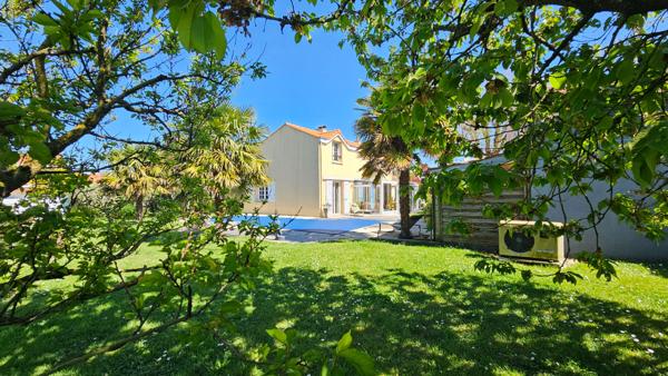 Maison familiale 162 m2 + maison à rénover 58 m2 + piscine - L'Agence Locale