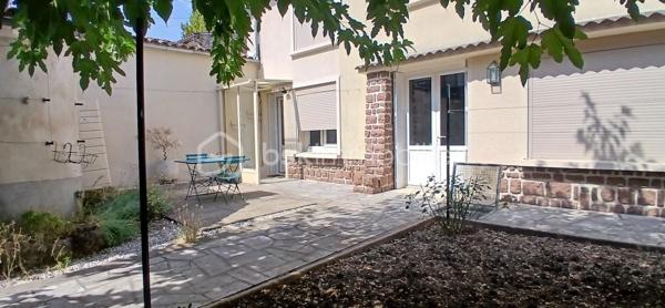 Maison de ville 91 m² – Garage, terrasse, jardinet et cave

À Cognac, découvrez cette agréable maison de ville d’environ 91 m² habitables, répartie sur deux niveaux, offrant un cadre de vie pratique et chaleureux à proximité immédiate de toutes les commodités, accessibles en moins de 5 minutes à pied.

La maison, élevée sur une cave de 15 m² particulièrement lumineuse, dispose également d’un garage de 20 m², ainsi que d’un petit abri extérieur idéal pour stocker le bois, les outils de jardinage ou tout autre équipement. Vous profiterez également d’une belle terrasse donnant sur un agréable jardinet ombragé par un joli arbre, parfait pour profiter des beaux jours en toute tranquillité.

Au rez-de-chaussée, vous découvrirez un séjour lumineux agrémenté d’une cheminée à foyer ouvert, apportant charme et convivialité à la pièce. Dans son prolongement, une grande cuisine indépendante, fermée et entièrement équipée, d’une superficie de 18 m², offre un espace généreux et fonctionnel. La cuisine bénéficie d’un accès direct à la cave, laquelle est équipée d’une trappe avec grille permettant une bonne aération.

À l’étage, la maison propose deux belles chambres. La première dispose d’un placard intégré, tandis que la seconde offre suffisamment d’espace pour accueillir une grande armoire ou éventuellement un placard. Vous trouverez également une salle d’eau avec douche à l’italienne et placard de rangement, ainsi que des WC séparés.

Côté confort, la maison est équipée de menuiseries en PVC double vitrage, de volets roulants manuels, ainsi que d’un chauffage central au gaz de ville par chaudière à condensation et radiateurs. Elle est également raccordée au tout-à-l’égout.

Le coût du gaz et de l’électricité est d’environ 150 € par mois, soit environ 1 800 € par an.

La taxe foncière s’élève à environ 1 300 € par an.

Une maison de ville agréable et fonctionnelle, bénéficiant de beaux espaces extérieurs, d’un garage, d’une cave lumineuse et d’un emplacement particulièrement pratique, avec commerces et commodités accessibles à pied.

À découvrir sans tarder !