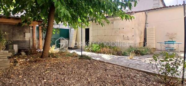 Maison de ville 91 m² – Garage, terrasse, jardinet et cave

À Cognac, découvrez cette agréable maison de ville d’environ 91 m² habitables, répartie sur deux niveaux, offrant un cadre de vie pratique et chaleureux à proximité immédiate de toutes les commodités, accessibles en moins de 5 minutes à pied.

La maison, élevée sur une cave de 15 m² particulièrement lumineuse, dispose également d’un garage de 20 m², ainsi que d’un petit abri extérieur idéal pour stocker le bois, les outils de jardinage ou tout autre équipement. Vous profiterez également d’une belle terrasse donnant sur un agréable jardinet ombragé par un joli arbre, parfait pour profiter des beaux jours en toute tranquillité.

Au rez-de-chaussée, vous découvrirez un séjour lumineux agrémenté d’une cheminée à foyer ouvert, apportant charme et convivialité à la pièce. Dans son prolongement, une grande cuisine indépendante, fermée et entièrement équipée, d’une superficie de 18 m², offre un espace généreux et fonctionnel. La cuisine bénéficie d’un accès direct à la cave, laquelle est équipée d’une trappe avec grille permettant une bonne aération.

À l’étage, la maison propose deux belles chambres. La première dispose d’un placard intégré, tandis que la seconde offre suffisamment d’espace pour accueillir une grande armoire ou éventuellement un placard. Vous trouverez également une salle d’eau avec douche à l’italienne et placard de rangement, ainsi que des WC séparés.

Côté confort, la maison est équipée de menuiseries en PVC double vitrage, de volets roulants manuels, ainsi que d’un chauffage central au gaz de ville par chaudière à condensation et radiateurs. Elle est également raccordée au tout-à-l’égout.

Le coût du gaz et de l’électricité est d’environ 150 € par mois, soit environ 1 800 € par an.

La taxe foncière s’élève à environ 1 300 € par an.

Une maison de ville agréable et fonctionnelle, bénéficiant de beaux espaces extérieurs, d’un garage, d’une cave lumineuse et d’un emplacement particulièrement pratique, avec commerces et commodités accessibles à pied.

À découvrir sans tarder !