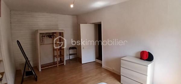 Maison de ville 91 m² – Garage, terrasse, jardinet et cave

À Cognac, découvrez cette agréable maison de ville d’environ 91 m² habitables, répartie sur deux niveaux, offrant un cadre de vie pratique et chaleureux à proximité immédiate de toutes les commodités, accessibles en moins de 5 minutes à pied.

La maison, élevée sur une cave de 15 m² particulièrement lumineuse, dispose également d’un garage de 20 m², ainsi que d’un petit abri extérieur idéal pour stocker le bois, les outils de jardinage ou tout autre équipement. Vous profiterez également d’une belle terrasse donnant sur un agréable jardinet ombragé par un joli arbre, parfait pour profiter des beaux jours en toute tranquillité.

Au rez-de-chaussée, vous découvrirez un séjour lumineux agrémenté d’une cheminée à foyer ouvert, apportant charme et convivialité à la pièce. Dans son prolongement, une grande cuisine indépendante, fermée et entièrement équipée, d’une superficie de 18 m², offre un espace généreux et fonctionnel. La cuisine bénéficie d’un accès direct à la cave, laquelle est équipée d’une trappe avec grille permettant une bonne aération.

À l’étage, la maison propose deux belles chambres. La première dispose d’un placard intégré, tandis que la seconde offre suffisamment d’espace pour accueillir une grande armoire ou éventuellement un placard. Vous trouverez également une salle d’eau avec douche à l’italienne et placard de rangement, ainsi que des WC séparés.

Côté confort, la maison est équipée de menuiseries en PVC double vitrage, de volets roulants manuels, ainsi que d’un chauffage central au gaz de ville par chaudière à condensation et radiateurs. Elle est également raccordée au tout-à-l’égout.

Le coût du gaz et de l’électricité est d’environ 150 € par mois, soit environ 1 800 € par an.

La taxe foncière s’élève à environ 1 300 € par an.

Une maison de ville agréable et fonctionnelle, bénéficiant de beaux espaces extérieurs, d’un garage, d’une cave lumineuse et d’un emplacement particulièrement pratique, avec commerces et commodités accessibles à pied.

À découvrir sans tarder !
