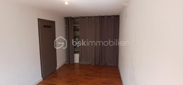 Maison de ville 91 m² – Garage, terrasse, jardinet et cave

À Cognac, découvrez cette agréable maison de ville d’environ 91 m² habitables, répartie sur deux niveaux, offrant un cadre de vie pratique et chaleureux à proximité immédiate de toutes les commodités, accessibles en moins de 5 minutes à pied.

La maison, élevée sur une cave de 15 m² particulièrement lumineuse, dispose également d’un garage de 20 m², ainsi que d’un petit abri extérieur idéal pour stocker le bois, les outils de jardinage ou tout autre équipement. Vous profiterez également d’une belle terrasse donnant sur un agréable jardinet ombragé par un joli arbre, parfait pour profiter des beaux jours en toute tranquillité.

Au rez-de-chaussée, vous découvrirez un séjour lumineux agrémenté d’une cheminée à foyer ouvert, apportant charme et convivialité à la pièce. Dans son prolongement, une grande cuisine indépendante, fermée et entièrement équipée, d’une superficie de 18 m², offre un espace généreux et fonctionnel. La cuisine bénéficie d’un accès direct à la cave, laquelle est équipée d’une trappe avec grille permettant une bonne aération.

À l’étage, la maison propose deux belles chambres. La première dispose d’un placard intégré, tandis que la seconde offre suffisamment d’espace pour accueillir une grande armoire ou éventuellement un placard. Vous trouverez également une salle d’eau avec douche à l’italienne et placard de rangement, ainsi que des WC séparés.

Côté confort, la maison est équipée de menuiseries en PVC double vitrage, de volets roulants manuels, ainsi que d’un chauffage central au gaz de ville par chaudière à condensation et radiateurs. Elle est également raccordée au tout-à-l’égout.

Le coût du gaz et de l’électricité est d’environ 150 € par mois, soit environ 1 800 € par an.

La taxe foncière s’élève à environ 1 300 € par an.

Une maison de ville agréable et fonctionnelle, bénéficiant de beaux espaces extérieurs, d’un garage, d’une cave lumineuse et d’un emplacement particulièrement pratique, avec commerces et commodités accessibles à pied.

À découvrir sans tarder !