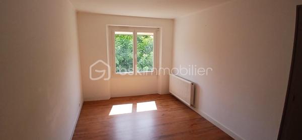Maison de ville 91 m² – Garage, terrasse, jardinet et cave

À Cognac, découvrez cette agréable maison de ville d’environ 91 m² habitables, répartie sur deux niveaux, offrant un cadre de vie pratique et chaleureux à proximité immédiate de toutes les commodités, accessibles en moins de 5 minutes à pied.

La maison, élevée sur une cave de 15 m² particulièrement lumineuse, dispose également d’un garage de 20 m², ainsi que d’un petit abri extérieur idéal pour stocker le bois, les outils de jardinage ou tout autre équipement. Vous profiterez également d’une belle terrasse donnant sur un agréable jardinet ombragé par un joli arbre, parfait pour profiter des beaux jours en toute tranquillité.

Au rez-de-chaussée, vous découvrirez un séjour lumineux agrémenté d’une cheminée à foyer ouvert, apportant charme et convivialité à la pièce. Dans son prolongement, une grande cuisine indépendante, fermée et entièrement équipée, d’une superficie de 18 m², offre un espace généreux et fonctionnel. La cuisine bénéficie d’un accès direct à la cave, laquelle est équipée d’une trappe avec grille permettant une bonne aération.

À l’étage, la maison propose deux belles chambres. La première dispose d’un placard intégré, tandis que la seconde offre suffisamment d’espace pour accueillir une grande armoire ou éventuellement un placard. Vous trouverez également une salle d’eau avec douche à l’italienne et placard de rangement, ainsi que des WC séparés.

Côté confort, la maison est équipée de menuiseries en PVC double vitrage, de volets roulants manuels, ainsi que d’un chauffage central au gaz de ville par chaudière à condensation et radiateurs. Elle est également raccordée au tout-à-l’égout.

Le coût du gaz et de l’électricité est d’environ 150 € par mois, soit environ 1 800 € par an.

La taxe foncière s’élève à environ 1 300 € par an.

Une maison de ville agréable et fonctionnelle, bénéficiant de beaux espaces extérieurs, d’un garage, d’une cave lumineuse et d’un emplacement particulièrement pratique, avec commerces et commodités accessibles à pied.

À découvrir sans tarder !