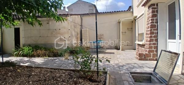 Maison de ville 91 m² – Garage, terrasse, jardinet et cave

À Cognac, découvrez cette agréable maison de ville d’environ 91 m² habitables, répartie sur deux niveaux, offrant un cadre de vie pratique et chaleureux à proximité immédiate de toutes les commodités, accessibles en moins de 5 minutes à pied.

La maison, élevée sur une cave de 15 m² particulièrement lumineuse, dispose également d’un garage de 20 m², ainsi que d’un petit abri extérieur idéal pour stocker le bois, les outils de jardinage ou tout autre équipement. Vous profiterez également d’une belle terrasse donnant sur un agréable jardinet ombragé par un joli arbre, parfait pour profiter des beaux jours en toute tranquillité.

Au rez-de-chaussée, vous découvrirez un séjour lumineux agrémenté d’une cheminée à foyer ouvert, apportant charme et convivialité à la pièce. Dans son prolongement, une grande cuisine indépendante, fermée et entièrement équipée, d’une superficie de 18 m², offre un espace généreux et fonctionnel. La cuisine bénéficie d’un accès direct à la cave, laquelle est équipée d’une trappe avec grille permettant une bonne aération.

À l’étage, la maison propose deux belles chambres. La première dispose d’un placard intégré, tandis que la seconde offre suffisamment d’espace pour accueillir une grande armoire ou éventuellement un placard. Vous trouverez également une salle d’eau avec douche à l’italienne et placard de rangement, ainsi que des WC séparés.

Côté confort, la maison est équipée de menuiseries en PVC double vitrage, de volets roulants manuels, ainsi que d’un chauffage central au gaz de ville par chaudière à condensation et radiateurs. Elle est également raccordée au tout-à-l’égout.

Le coût du gaz et de l’électricité est d’environ 150 € par mois, soit environ 1 800 € par an.

La taxe foncière s’élève à environ 1 300 € par an.

Une maison de ville agréable et fonctionnelle, bénéficiant de beaux espaces extérieurs, d’un garage, d’une cave lumineuse et d’un emplacement particulièrement pratique, avec commerces et commodités accessibles à pied.

À découvrir sans tarder !