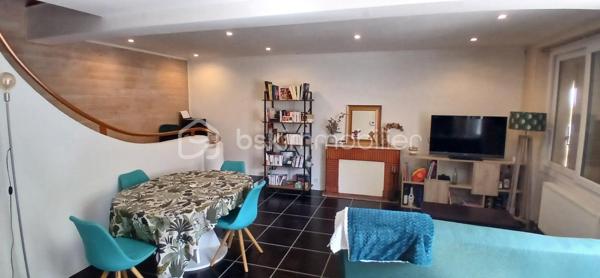 Maison de ville 91 m² – Garage, terrasse, jardinet et cave

À Cognac, découvrez cette agréable maison de ville d’environ 91 m² habitables, répartie sur deux niveaux, offrant un cadre de vie pratique et chaleureux à proximité immédiate de toutes les commodités, accessibles en moins de 5 minutes à pied.

La maison, élevée sur une cave de 15 m² particulièrement lumineuse, dispose également d’un garage de 20 m², ainsi que d’un petit abri extérieur idéal pour stocker le bois, les outils de jardinage ou tout autre équipement. Vous profiterez également d’une belle terrasse donnant sur un agréable jardinet ombragé par un joli arbre, parfait pour profiter des beaux jours en toute tranquillité.

Au rez-de-chaussée, vous découvrirez un séjour lumineux agrémenté d’une cheminée à foyer ouvert, apportant charme et convivialité à la pièce. Dans son prolongement, une grande cuisine indépendante, fermée et entièrement équipée, d’une superficie de 18 m², offre un espace généreux et fonctionnel. La cuisine bénéficie d’un accès direct à la cave, laquelle est équipée d’une trappe avec grille permettant une bonne aération.

À l’étage, la maison propose deux belles chambres. La première dispose d’un placard intégré, tandis que la seconde offre suffisamment d’espace pour accueillir une grande armoire ou éventuellement un placard. Vous trouverez également une salle d’eau avec douche à l’italienne et placard de rangement, ainsi que des WC séparés.

Côté confort, la maison est équipée de menuiseries en PVC double vitrage, de volets roulants manuels, ainsi que d’un chauffage central au gaz de ville par chaudière à condensation et radiateurs. Elle est également raccordée au tout-à-l’égout.

Le coût du gaz et de l’électricité est d’environ 150 € par mois, soit environ 1 800 € par an.

La taxe foncière s’élève à environ 1 300 € par an.

Une maison de ville agréable et fonctionnelle, bénéficiant de beaux espaces extérieurs, d’un garage, d’une cave lumineuse et d’un emplacement particulièrement pratique, avec commerces et commodités accessibles à pied.

À découvrir sans tarder !