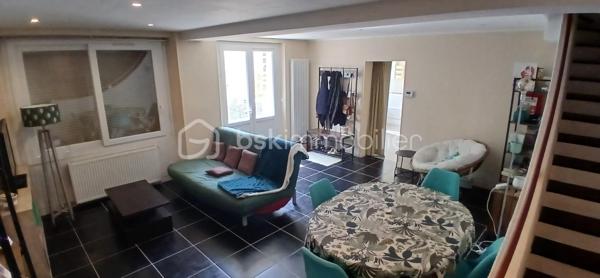 Maison de ville 91 m² – Garage, terrasse, jardinet et cave

À Cognac, découvrez cette agréable maison de ville d’environ 91 m² habitables, répartie sur deux niveaux, offrant un cadre de vie pratique et chaleureux à proximité immédiate de toutes les commodités, accessibles en moins de 5 minutes à pied.

La maison, élevée sur une cave de 15 m² particulièrement lumineuse, dispose également d’un garage de 20 m², ainsi que d’un petit abri extérieur idéal pour stocker le bois, les outils de jardinage ou tout autre équipement. Vous profiterez également d’une belle terrasse donnant sur un agréable jardinet ombragé par un joli arbre, parfait pour profiter des beaux jours en toute tranquillité.

Au rez-de-chaussée, vous découvrirez un séjour lumineux agrémenté d’une cheminée à foyer ouvert, apportant charme et convivialité à la pièce. Dans son prolongement, une grande cuisine indépendante, fermée et entièrement équipée, d’une superficie de 18 m², offre un espace généreux et fonctionnel. La cuisine bénéficie d’un accès direct à la cave, laquelle est équipée d’une trappe avec grille permettant une bonne aération.

À l’étage, la maison propose deux belles chambres. La première dispose d’un placard intégré, tandis que la seconde offre suffisamment d’espace pour accueillir une grande armoire ou éventuellement un placard. Vous trouverez également une salle d’eau avec douche à l’italienne et placard de rangement, ainsi que des WC séparés.

Côté confort, la maison est équipée de menuiseries en PVC double vitrage, de volets roulants manuels, ainsi que d’un chauffage central au gaz de ville par chaudière à condensation et radiateurs. Elle est également raccordée au tout-à-l’égout.

Le coût du gaz et de l’électricité est d’environ 150 € par mois, soit environ 1 800 € par an.

La taxe foncière s’élève à environ 1 300 € par an.

Une maison de ville agréable et fonctionnelle, bénéficiant de beaux espaces extérieurs, d’un garage, d’une cave lumineuse et d’un emplacement particulièrement pratique, avec commerces et commodités accessibles à pied.

À découvrir sans tarder !