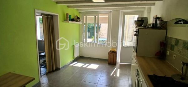 Maison de ville 91 m² – Garage, terrasse, jardinet et cave

À Cognac, découvrez cette agréable maison de ville d’environ 91 m² habitables, répartie sur deux niveaux, offrant un cadre de vie pratique et chaleureux à proximité immédiate de toutes les commodités, accessibles en moins de 5 minutes à pied.

La maison, élevée sur une cave de 15 m² particulièrement lumineuse, dispose également d’un garage de 20 m², ainsi que d’un petit abri extérieur idéal pour stocker le bois, les outils de jardinage ou tout autre équipement. Vous profiterez également d’une belle terrasse donnant sur un agréable jardinet ombragé par un joli arbre, parfait pour profiter des beaux jours en toute tranquillité.

Au rez-de-chaussée, vous découvrirez un séjour lumineux agrémenté d’une cheminée à foyer ouvert, apportant charme et convivialité à la pièce. Dans son prolongement, une grande cuisine indépendante, fermée et entièrement équipée, d’une superficie de 18 m², offre un espace généreux et fonctionnel. La cuisine bénéficie d’un accès direct à la cave, laquelle est équipée d’une trappe avec grille permettant une bonne aération.

À l’étage, la maison propose deux belles chambres. La première dispose d’un placard intégré, tandis que la seconde offre suffisamment d’espace pour accueillir une grande armoire ou éventuellement un placard. Vous trouverez également une salle d’eau avec douche à l’italienne et placard de rangement, ainsi que des WC séparés.

Côté confort, la maison est équipée de menuiseries en PVC double vitrage, de volets roulants manuels, ainsi que d’un chauffage central au gaz de ville par chaudière à condensation et radiateurs. Elle est également raccordée au tout-à-l’égout.

Le coût du gaz et de l’électricité est d’environ 150 € par mois, soit environ 1 800 € par an.

La taxe foncière s’élève à environ 1 300 € par an.

Une maison de ville agréable et fonctionnelle, bénéficiant de beaux espaces extérieurs, d’un garage, d’une cave lumineuse et d’un emplacement particulièrement pratique, avec commerces et commodités accessibles à pied.

À découvrir sans tarder !