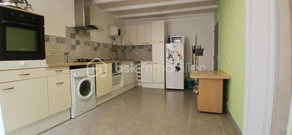 Maison de ville 91 m² – Garage, terrasse, jardinet et cave

À Cognac, découvrez cette agréable maison de ville d’environ 91 m² habitables, répartie sur deux niveaux, offrant un cadre de vie pratique et chaleureux à proximité immédiate de toutes les commodités, accessibles en moins de 5 minutes à pied.

La maison, élevée sur une cave de 15 m² particulièrement lumineuse, dispose également d’un garage de 20 m², ainsi que d’un petit abri extérieur idéal pour stocker le bois, les outils de jardinage ou tout autre équipement. Vous profiterez également d’une belle terrasse donnant sur un agréable jardinet ombragé par un joli arbre, parfait pour profiter des beaux jours en toute tranquillité.

Au rez-de-chaussée, vous découvrirez un séjour lumineux agrémenté d’une cheminée à foyer ouvert, apportant charme et convivialité à la pièce. Dans son prolongement, une grande cuisine indépendante, fermée et entièrement équipée, d’une superficie de 18 m², offre un espace généreux et fonctionnel. La cuisine bénéficie d’un accès direct à la cave, laquelle est équipée d’une trappe avec grille permettant une bonne aération.

À l’étage, la maison propose deux belles chambres. La première dispose d’un placard intégré, tandis que la seconde offre suffisamment d’espace pour accueillir une grande armoire ou éventuellement un placard. Vous trouverez également une salle d’eau avec douche à l’italienne et placard de rangement, ainsi que des WC séparés.

Côté confort, la maison est équipée de menuiseries en PVC double vitrage, de volets roulants manuels, ainsi que d’un chauffage central au gaz de ville par chaudière à condensation et radiateurs. Elle est également raccordée au tout-à-l’égout.

Le coût du gaz et de l’électricité est d’environ 150 € par mois, soit environ 1 800 € par an.

La taxe foncière s’élève à environ 1 300 € par an.

Une maison de ville agréable et fonctionnelle, bénéficiant de beaux espaces extérieurs, d’un garage, d’une cave lumineuse et d’un emplacement particulièrement pratique, avec commerces et commodités accessibles à pied.

À découvrir sans tarder !