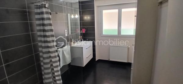 Maison de ville 91 m² – Garage, terrasse, jardinet et cave

À Cognac, découvrez cette agréable maison de ville d’environ 91 m² habitables, répartie sur deux niveaux, offrant un cadre de vie pratique et chaleureux à proximité immédiate de toutes les commodités, accessibles en moins de 5 minutes à pied.

La maison, élevée sur une cave de 15 m² particulièrement lumineuse, dispose également d’un garage de 20 m², ainsi que d’un petit abri extérieur idéal pour stocker le bois, les outils de jardinage ou tout autre équipement. Vous profiterez également d’une belle terrasse donnant sur un agréable jardinet ombragé par un joli arbre, parfait pour profiter des beaux jours en toute tranquillité.

Au rez-de-chaussée, vous découvrirez un séjour lumineux agrémenté d’une cheminée à foyer ouvert, apportant charme et convivialité à la pièce. Dans son prolongement, une grande cuisine indépendante, fermée et entièrement équipée, d’une superficie de 18 m², offre un espace généreux et fonctionnel. La cuisine bénéficie d’un accès direct à la cave, laquelle est équipée d’une trappe avec grille permettant une bonne aération.

À l’étage, la maison propose deux belles chambres. La première dispose d’un placard intégré, tandis que la seconde offre suffisamment d’espace pour accueillir une grande armoire ou éventuellement un placard. Vous trouverez également une salle d’eau avec douche à l’italienne et placard de rangement, ainsi que des WC séparés.

Côté confort, la maison est équipée de menuiseries en PVC double vitrage, de volets roulants manuels, ainsi que d’un chauffage central au gaz de ville par chaudière à condensation et radiateurs. Elle est également raccordée au tout-à-l’égout.

Le coût du gaz et de l’électricité est d’environ 150 € par mois, soit environ 1 800 € par an.

La taxe foncière s’élève à environ 1 300 € par an.

Une maison de ville agréable et fonctionnelle, bénéficiant de beaux espaces extérieurs, d’un garage, d’une cave lumineuse et d’un emplacement particulièrement pratique, avec commerces et commodités accessibles à pied.

À découvrir sans tarder !