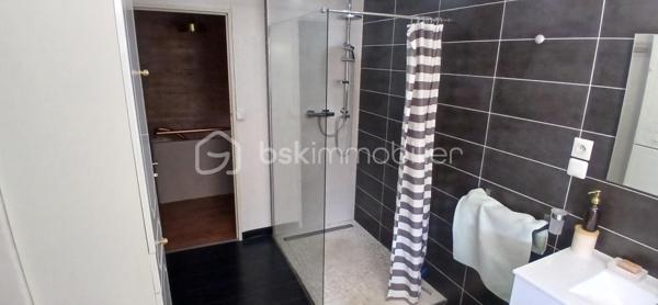 Maison de ville 91 m² – Garage, terrasse, jardinet et cave

À Cognac, découvrez cette agréable maison de ville d’environ 91 m² habitables, répartie sur deux niveaux, offrant un cadre de vie pratique et chaleureux à proximité immédiate de toutes les commodités, accessibles en moins de 5 minutes à pied.

La maison, élevée sur une cave de 15 m² particulièrement lumineuse, dispose également d’un garage de 20 m², ainsi que d’un petit abri extérieur idéal pour stocker le bois, les outils de jardinage ou tout autre équipement. Vous profiterez également d’une belle terrasse donnant sur un agréable jardinet ombragé par un joli arbre, parfait pour profiter des beaux jours en toute tranquillité.

Au rez-de-chaussée, vous découvrirez un séjour lumineux agrémenté d’une cheminée à foyer ouvert, apportant charme et convivialité à la pièce. Dans son prolongement, une grande cuisine indépendante, fermée et entièrement équipée, d’une superficie de 18 m², offre un espace généreux et fonctionnel. La cuisine bénéficie d’un accès direct à la cave, laquelle est équipée d’une trappe avec grille permettant une bonne aération.

À l’étage, la maison propose deux belles chambres. La première dispose d’un placard intégré, tandis que la seconde offre suffisamment d’espace pour accueillir une grande armoire ou éventuellement un placard. Vous trouverez également une salle d’eau avec douche à l’italienne et placard de rangement, ainsi que des WC séparés.

Côté confort, la maison est équipée de menuiseries en PVC double vitrage, de volets roulants manuels, ainsi que d’un chauffage central au gaz de ville par chaudière à condensation et radiateurs. Elle est également raccordée au tout-à-l’égout.

Le coût du gaz et de l’électricité est d’environ 150 € par mois, soit environ 1 800 € par an.

La taxe foncière s’élève à environ 1 300 € par an.

Une maison de ville agréable et fonctionnelle, bénéficiant de beaux espaces extérieurs, d’un garage, d’une cave lumineuse et d’un emplacement particulièrement pratique, avec commerces et commodités accessibles à pied.

À découvrir sans tarder !