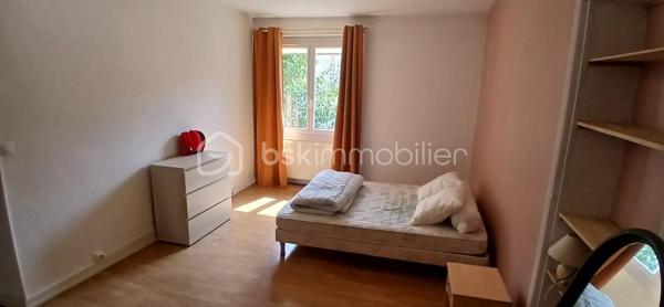 Maison de ville 91 m² – Garage, terrasse, jardinet et cave

À Cognac, découvrez cette agréable maison de ville d’environ 91 m² habitables, répartie sur deux niveaux, offrant un cadre de vie pratique et chaleureux à proximité immédiate de toutes les commodités, accessibles en moins de 5 minutes à pied.

La maison, élevée sur une cave de 15 m² particulièrement lumineuse, dispose également d’un garage de 20 m², ainsi que d’un petit abri extérieur idéal pour stocker le bois, les outils de jardinage ou tout autre équipement. Vous profiterez également d’une belle terrasse donnant sur un agréable jardinet ombragé par un joli arbre, parfait pour profiter des beaux jours en toute tranquillité.

Au rez-de-chaussée, vous découvrirez un séjour lumineux agrémenté d’une cheminée à foyer ouvert, apportant charme et convivialité à la pièce. Dans son prolongement, une grande cuisine indépendante, fermée et entièrement équipée, d’une superficie de 18 m², offre un espace généreux et fonctionnel. La cuisine bénéficie d’un accès direct à la cave, laquelle est équipée d’une trappe avec grille permettant une bonne aération.

À l’étage, la maison propose deux belles chambres. La première dispose d’un placard intégré, tandis que la seconde offre suffisamment d’espace pour accueillir une grande armoire ou éventuellement un placard. Vous trouverez également une salle d’eau avec douche à l’italienne et placard de rangement, ainsi que des WC séparés.

Côté confort, la maison est équipée de menuiseries en PVC double vitrage, de volets roulants manuels, ainsi que d’un chauffage central au gaz de ville par chaudière à condensation et radiateurs. Elle est également raccordée au tout-à-l’égout.

Le coût du gaz et de l’électricité est d’environ 150 € par mois, soit environ 1 800 € par an.

La taxe foncière s’élève à environ 1 300 € par an.

Une maison de ville agréable et fonctionnelle, bénéficiant de beaux espaces extérieurs, d’un garage, d’une cave lumineuse et d’un emplacement particulièrement pratique, avec commerces et commodités accessibles à pied.

À découvrir sans tarder !