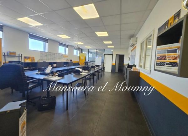 LOCAL COMMERCIAL MODERNE ET CLES EN MAIN (37)