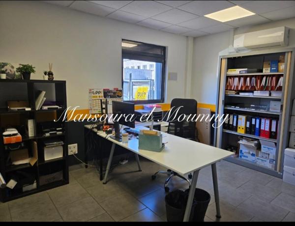 LOCAL COMMERCIAL MODERNE ET CLES EN MAIN (37)